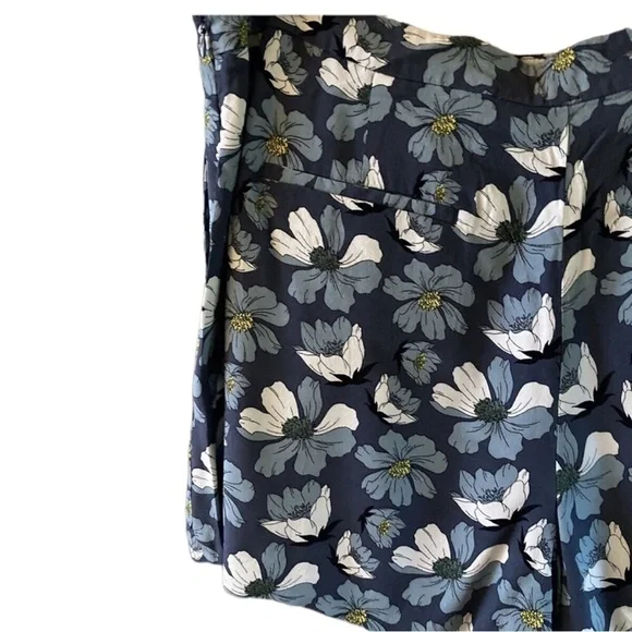 LOFT Outlet Pleated Soft Shorts in Blue Florals Size 0 — SO PRETTY!!! - Picture 5 of 11